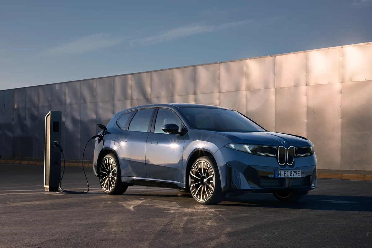 Nuevo BMW iX3 en estación de carga