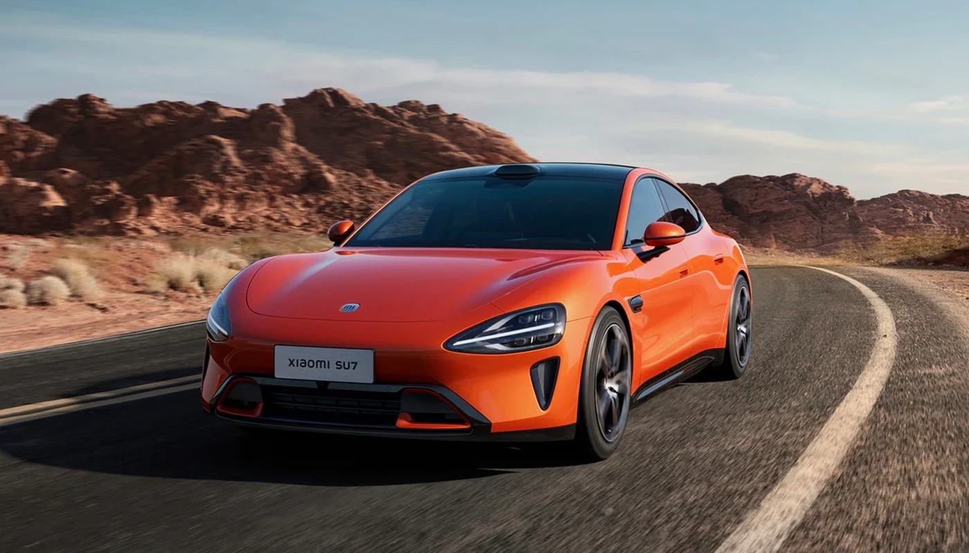 Xiaomi SU7 sedán eléctrico de lujo en color azul, vista lateral mostrando diseño aerodinámico con coeficiente 0.195 Cd y perfil deportivo inspirado en Porsche Taycan