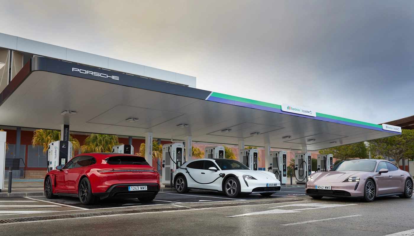 Porsche Taycan circulando en autopista española a 120 km/h