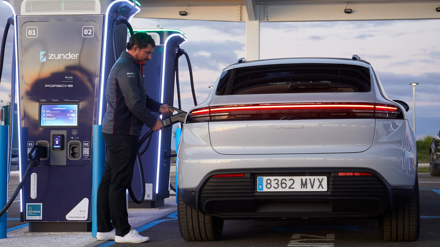 Coche eléctrico en estación de carga