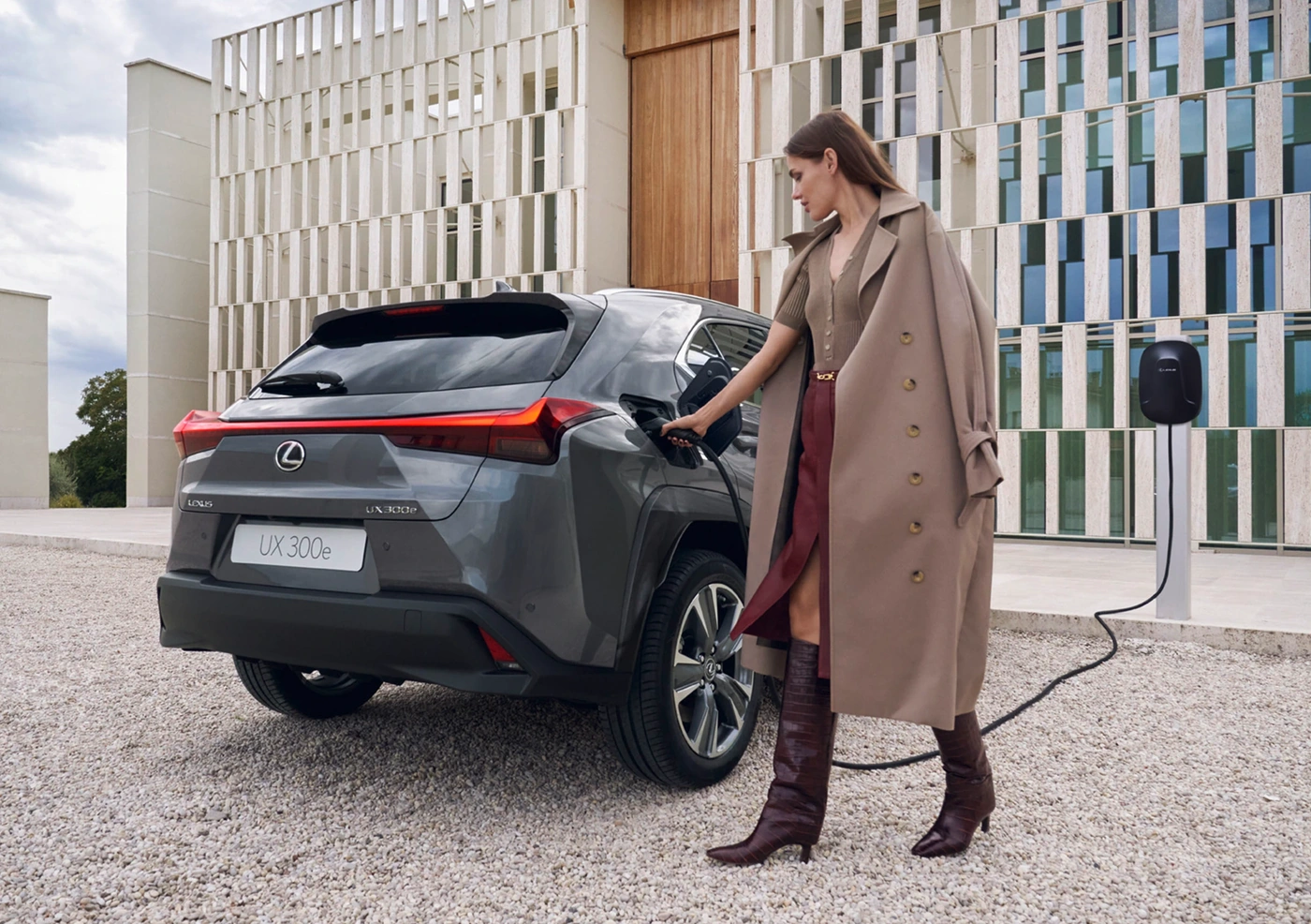Mujer cargando en casa el coche eléctrico