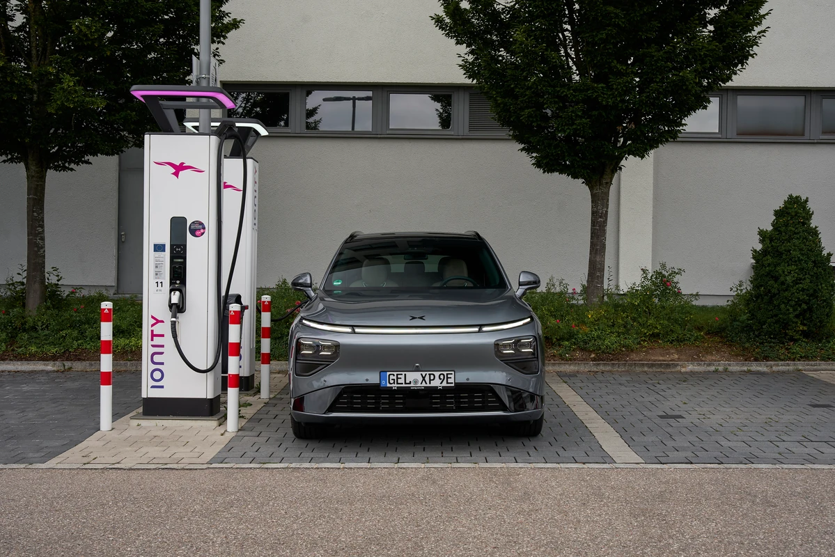 Coche eléctrico cargando en estación Ionity de carga ultrarrápida (150+ kW)
