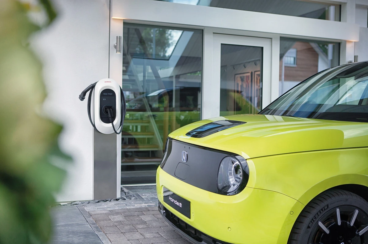 Honda e cargando en wallbox instalado en casa, conectado por la noche para salir con autonomía completa