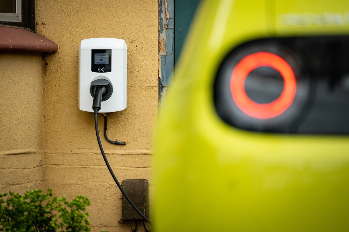 Wallbox instalado en el garaje de una vivienda unifamiliar con coche eléctrico enchufado, listo para carga nocturna