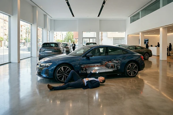 ¿De dónde viene la batería del coche eléctrico que estás mirando?