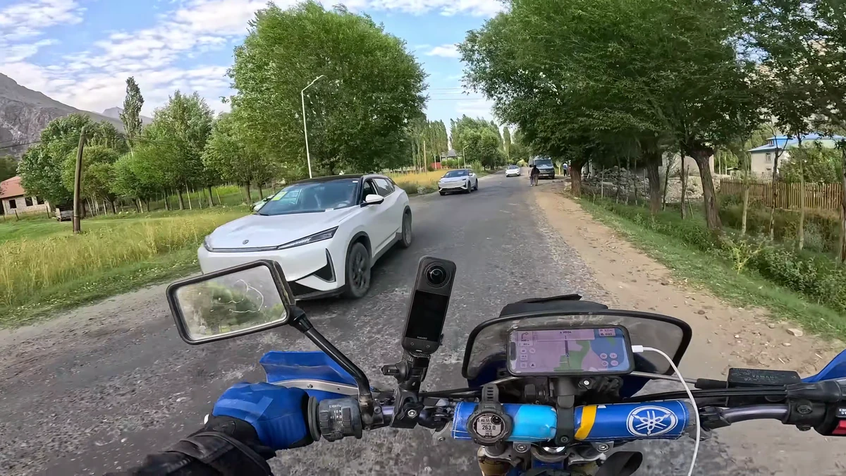 Coches eléctricos sin matricular circulando por poblado de Tayikistán