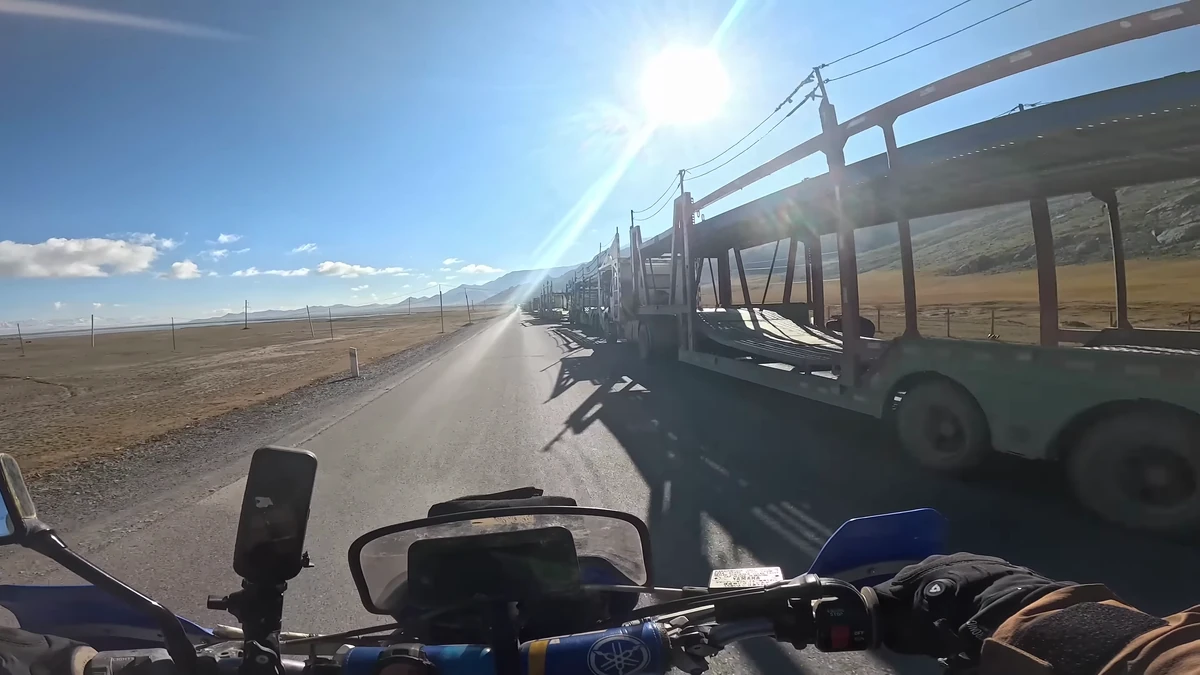 Colas en la frontera entre Kirguistán y China, principalmente vinculado a coches eléctricos