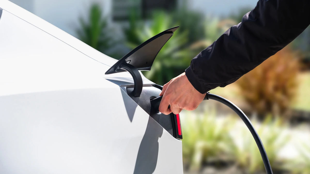 Tesla Model 3 cargando batería en un punto de recarga