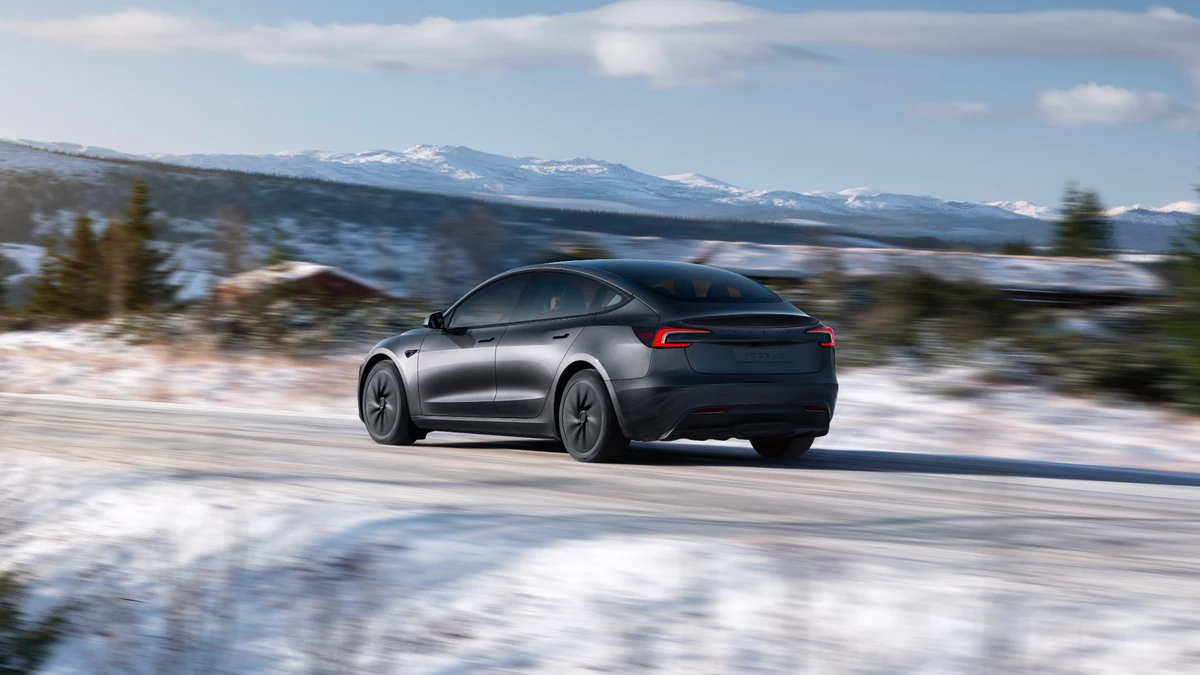 Tesla Model 3 tracción integral circulando por la nieve