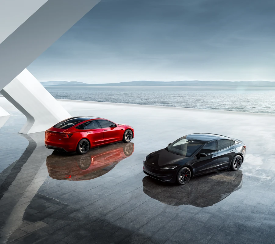Pareja de coches Tesla Model 3 Performance estacionados