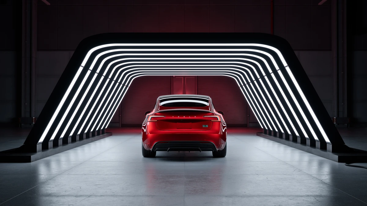 Tesla Model 3 centrado en un estudio oscuro con efectos de luces perimetrales