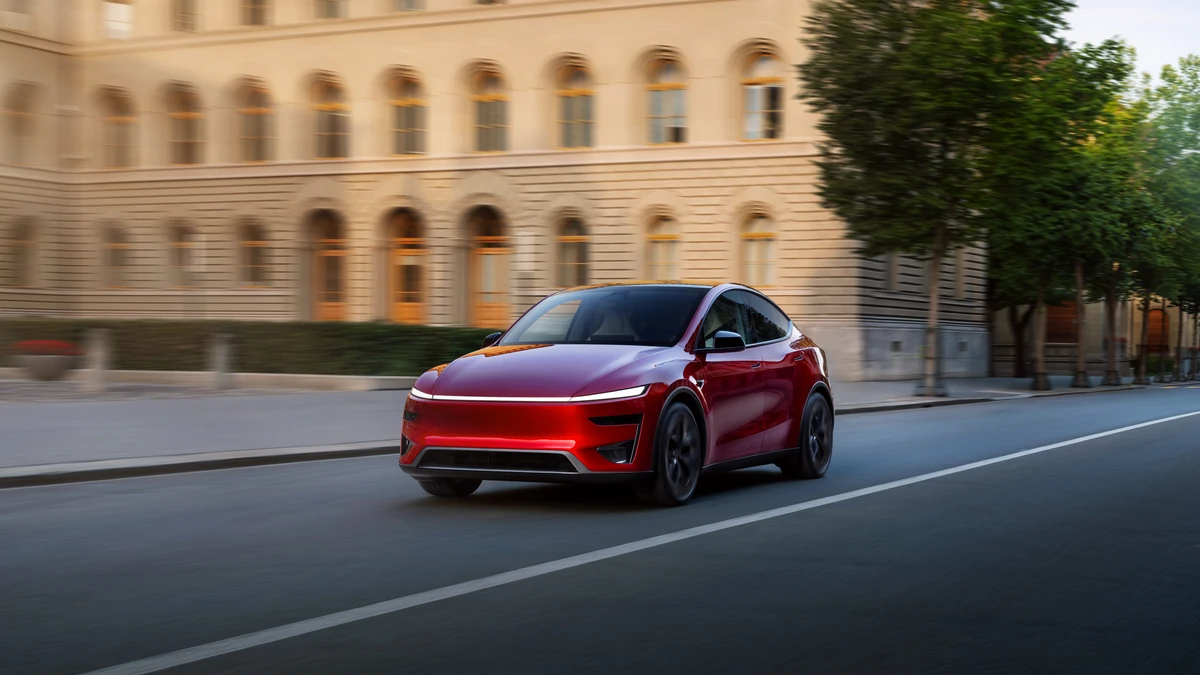 Tesla Model Y circulando por una calle con entorno urbano de fondo