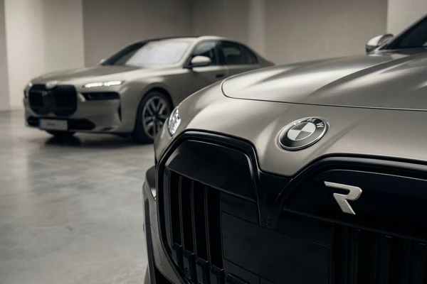 ¿Por qué tu coche eléctrico lleva tecnología de otra marca?