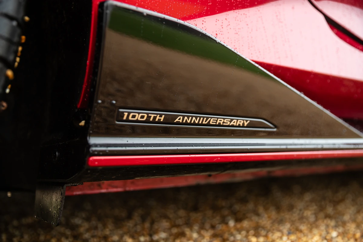 Placa conmemorativa de los 100 años de MG en el Cyberster