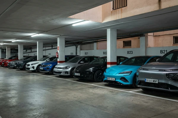 Coches eléctricos por dimensiones: qué cabe en una plaza de garaje española (4,50 m)