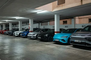 Coches eléctricos por dimensiones: qué cabe en una plaza de garaje española (4,50 m)