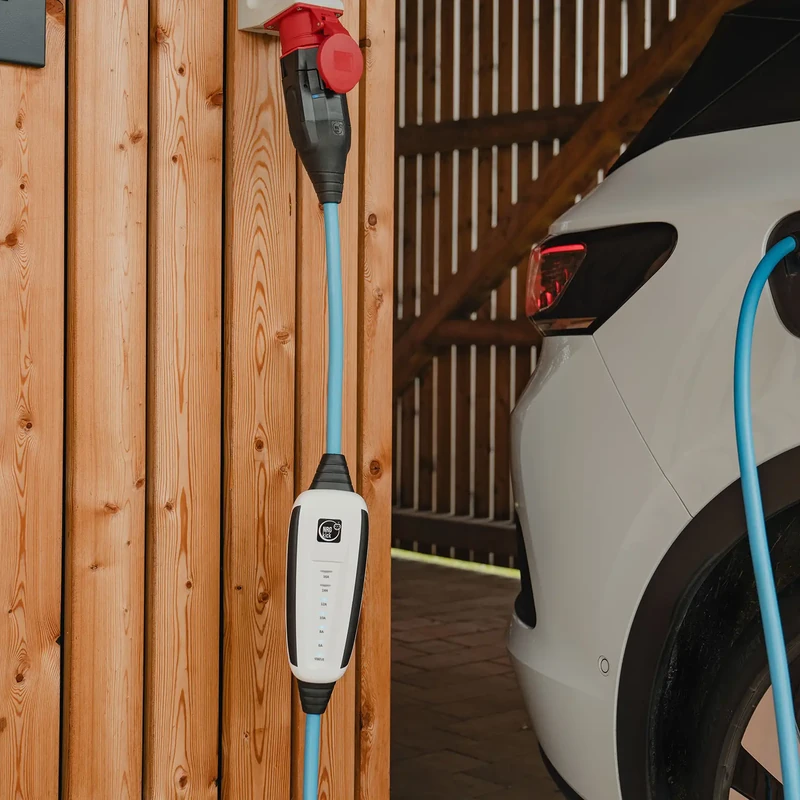 Coche eléctrico cargando con cargador portátil