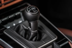 Cómo el cambio manual ha pasado del coche cotidiano al coche que se elige por conducir