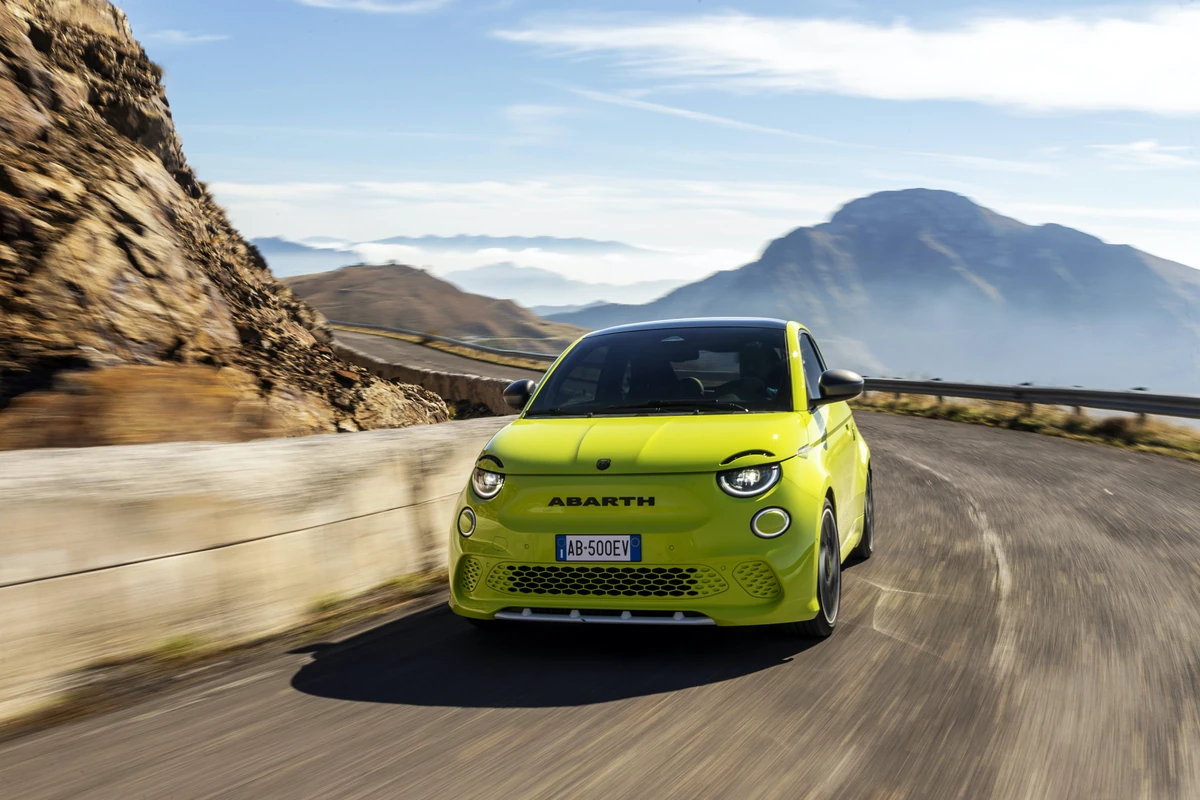 Abarth 500e con un altavoz bajo el paragolpes
