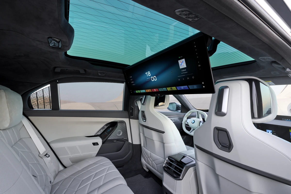 BMW i7 con un televisor de 31 pulgadas