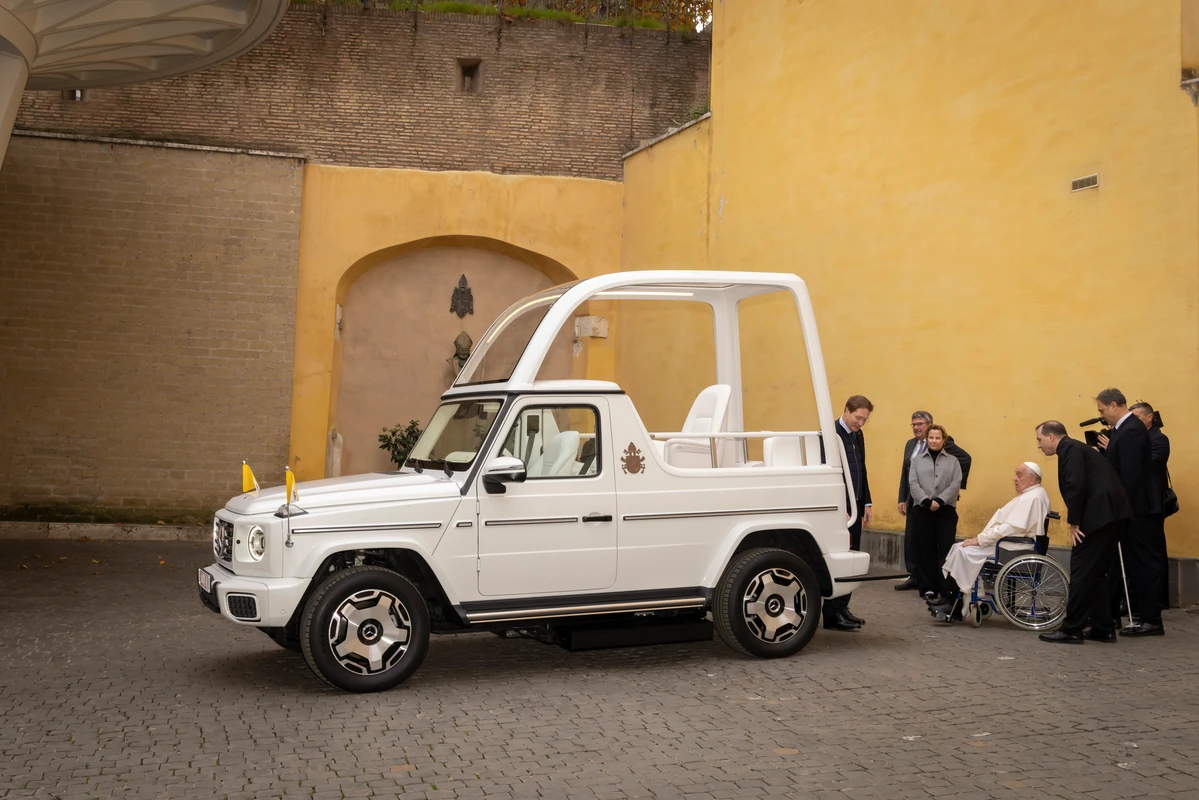 Mercedes-Benz entregó al Papa Francisco una unidad única del Clase G 580 con EQ Technology