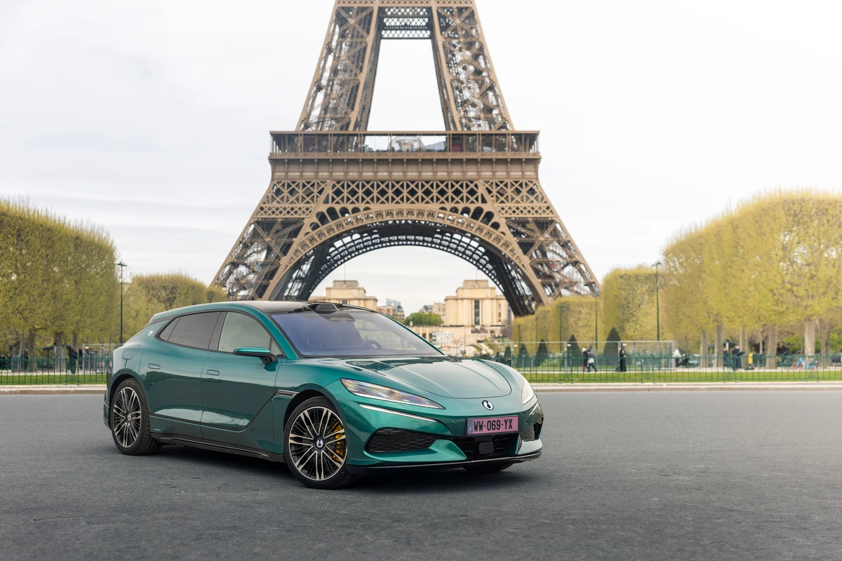 Denza Z9GT al lado de la Torre Effiel en Paris