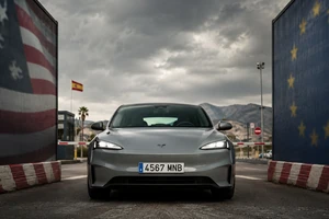 El proteccionismo del coche eléctrico: vetos en EE.UU., aranceles en Europa y quién paga el muro
