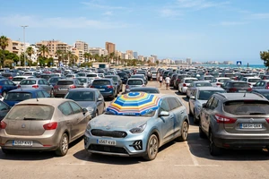 El coche eléctrico al sol en vacaciones: qué le pasa tras semanas aparcado y qué hacer antes de irte