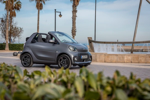 La historia del Smart Fortwo: el urbano de 2,5 metros que servía para más de lo que parecía