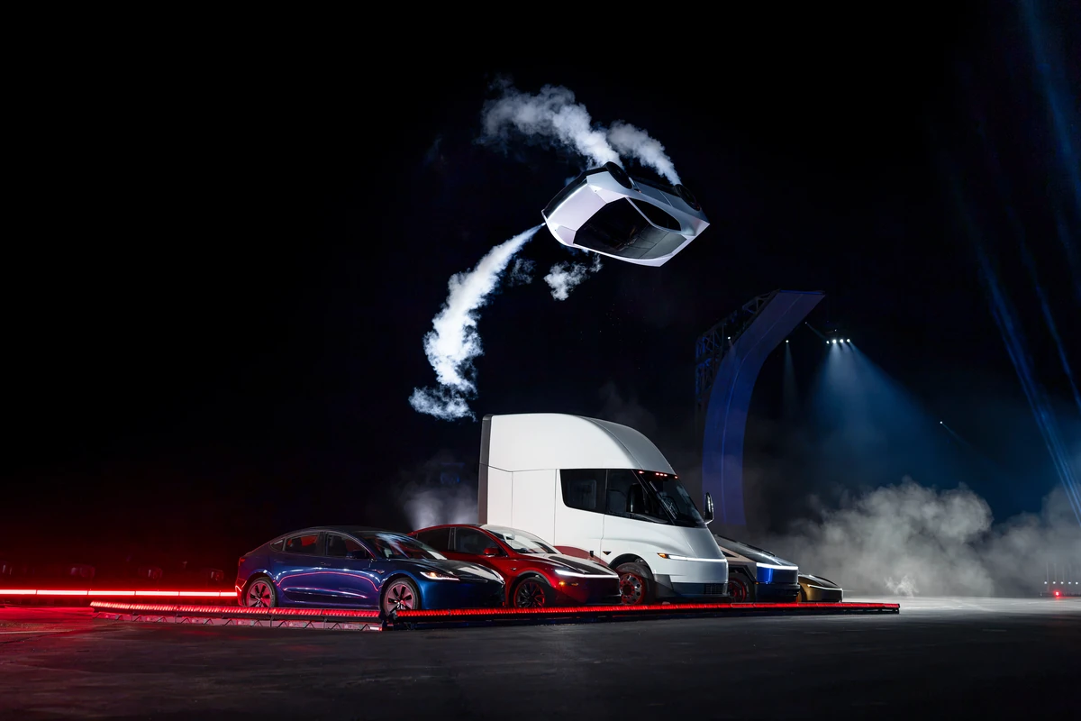 El espectaculo de la presentación del Tesla Roadster