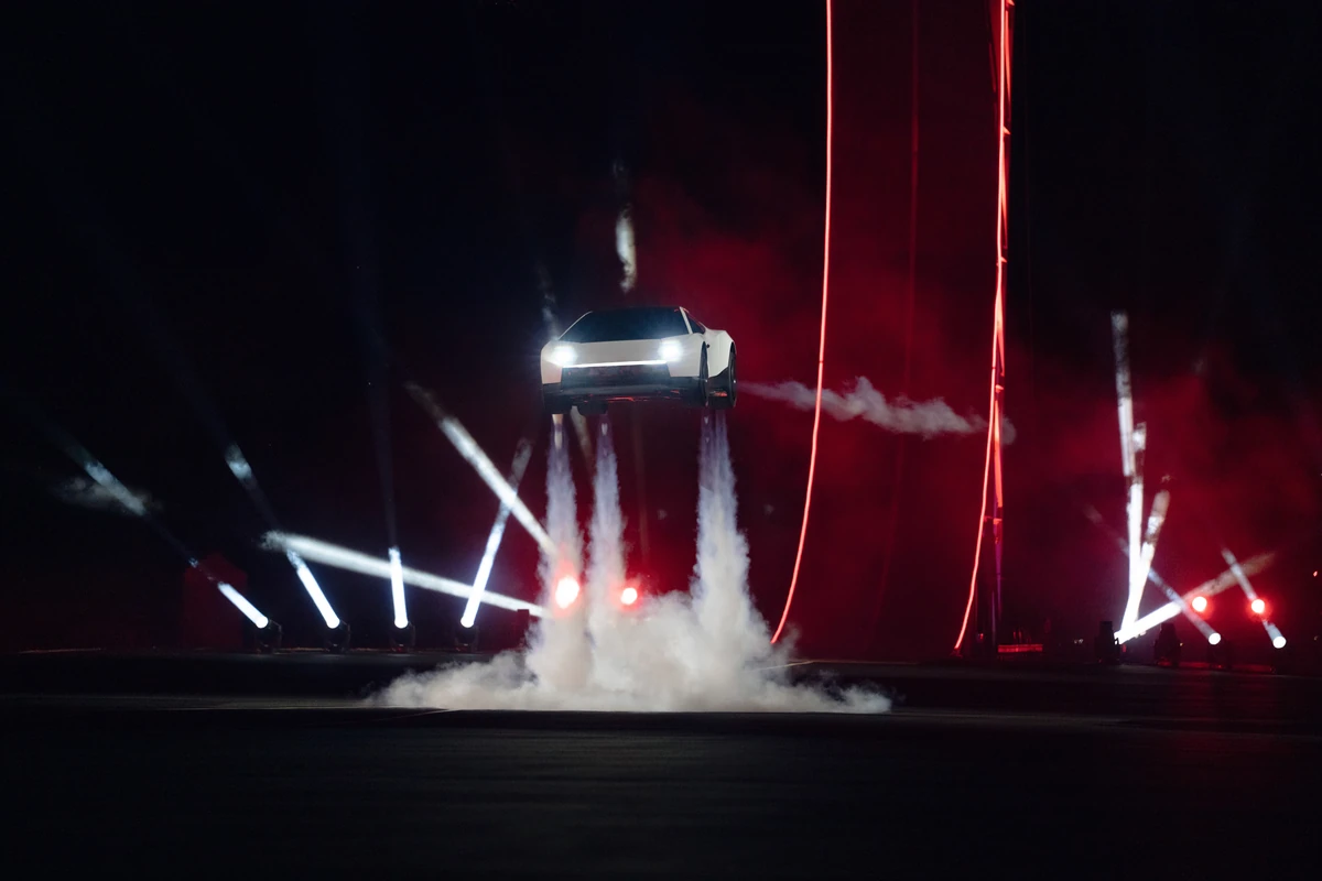 Un espectáculo que mezcla Tesla y SpaceX