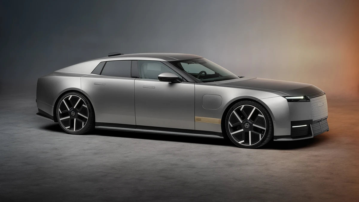 Jaguar presentó el Type 01, un gran turismo eléctrico de cuatro puertas
