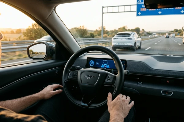 Niveles de conducción autónoma: la escala SAE del 0 al 5 y la comparativa de Tesla, Mercedes, BMW y las marcas chinas