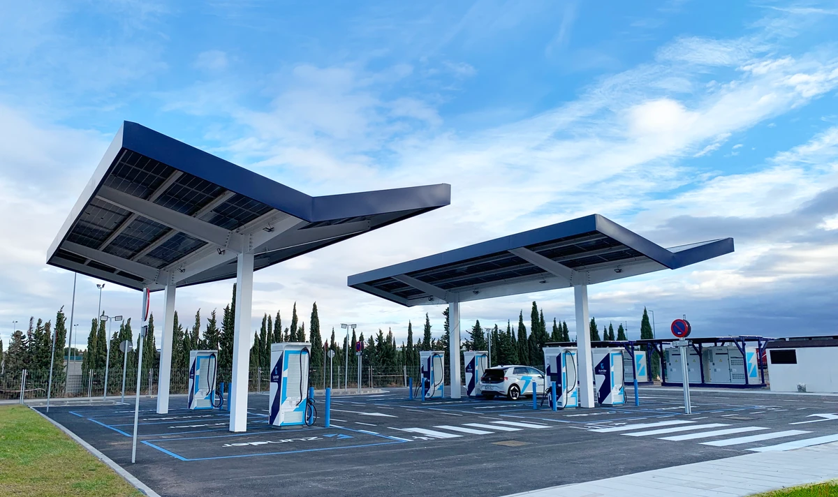 Estación de carga ultrarrápida de Zunder en Épila (Zaragoza), con un solo coche eléctrico cargando