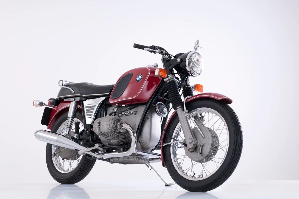 BMW R69 motorcycle on a transcontinental trip across the United States, evoking Philip Glass's journeys between New York and San Francisco between 1959 and 1961.