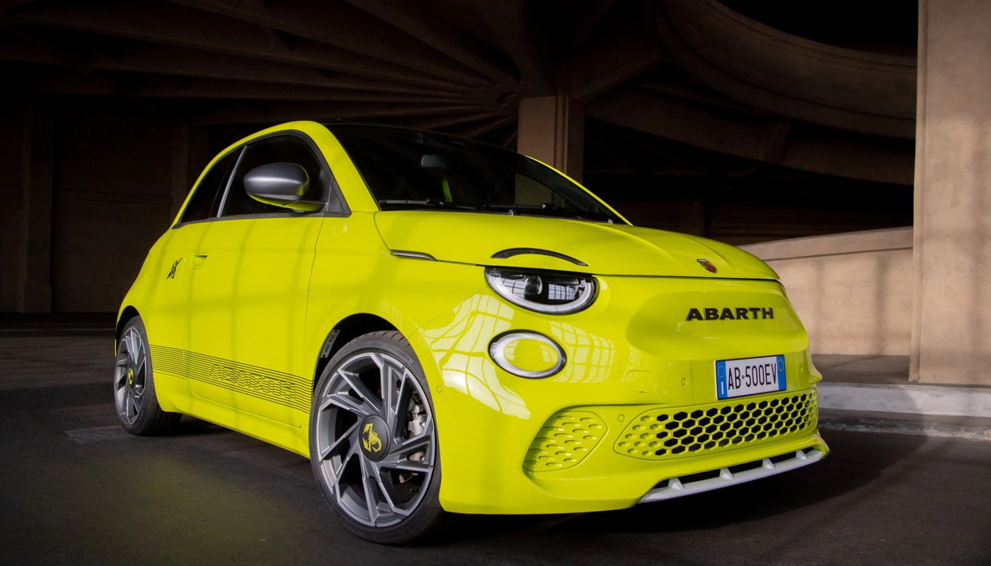 Abarth 500e - Contexto Aparcado Exterior Frontal Izquierda