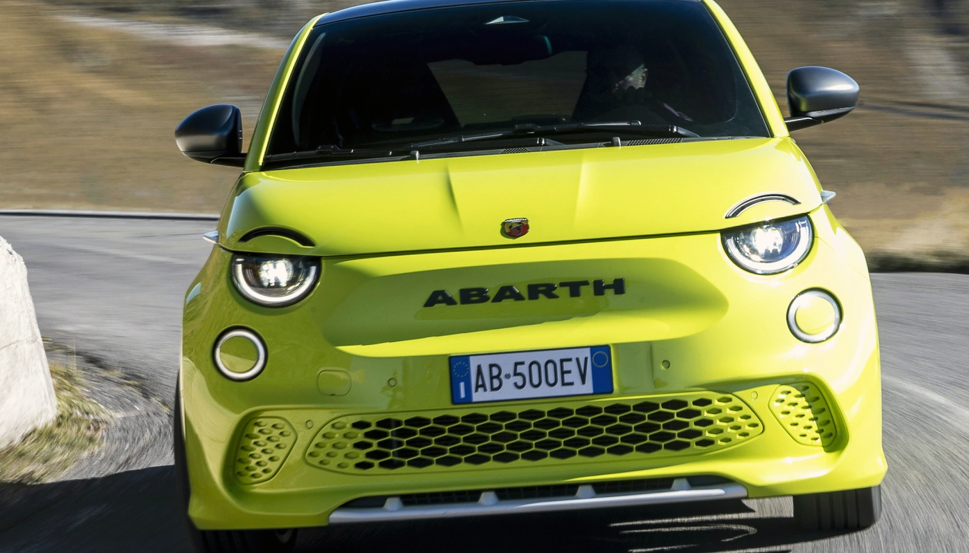 Abarth 500e - Contexto Conduciendo Exterior Frontal