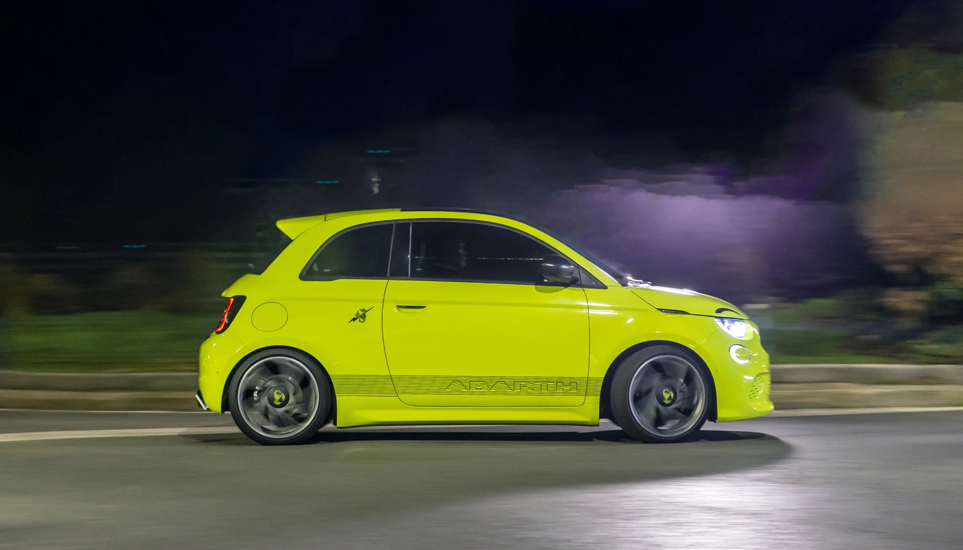 Abarth 500e - Contexto Conduciendo Exterior Lateral Derecha