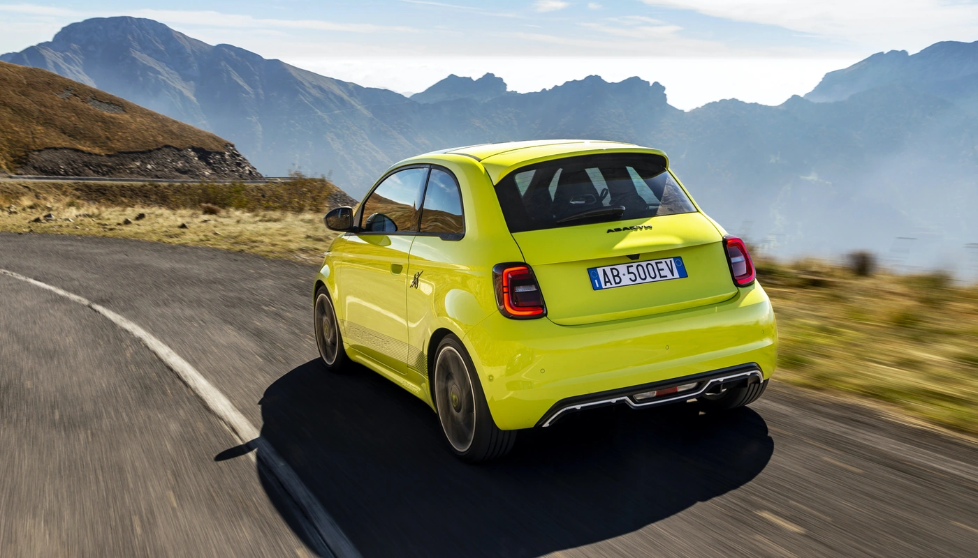 Abarth 500e - Contexto Conduciendo Exterior Trasera Izquierda