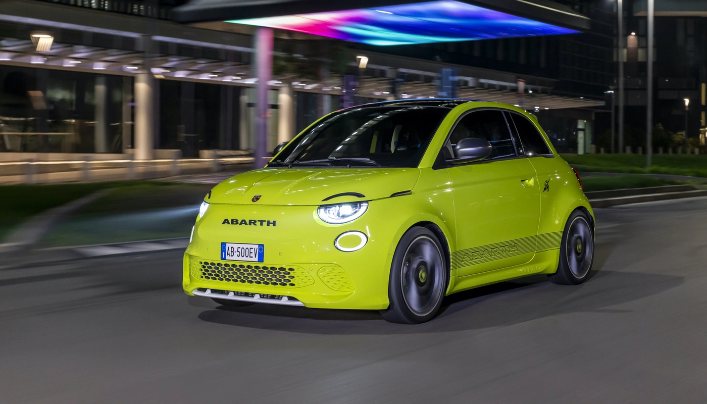 Abarth 500e - Contexto Entorno Real Contexto Conduciendo Exterior Frontal Derecha