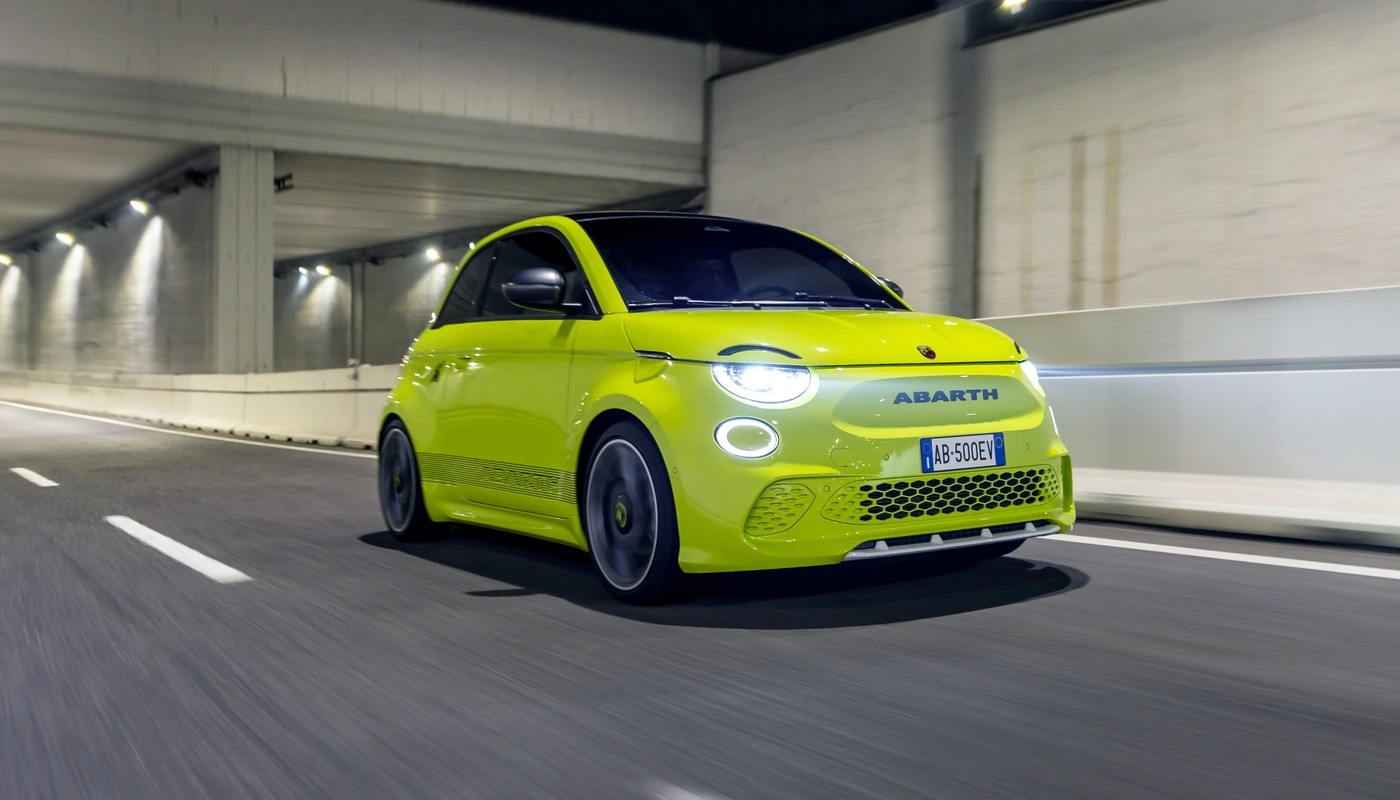 Abarth 500e - Contexto Entorno Real Contexto Conduciendo Exterior Frontal Derecha