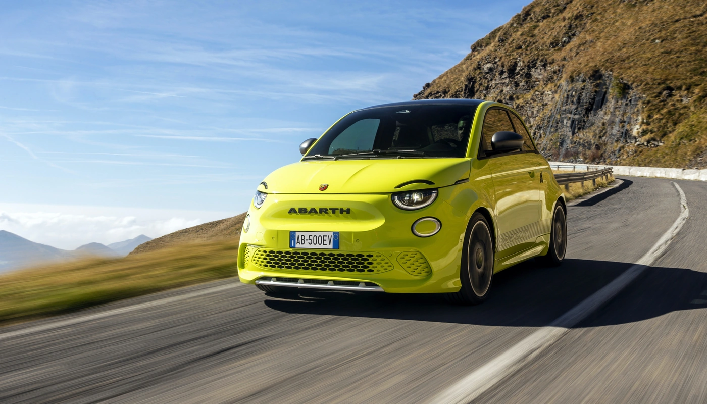 Abarth 500e - Contexto Entorno Real Contexto Conduciendo Exterior Frontal Izquierda