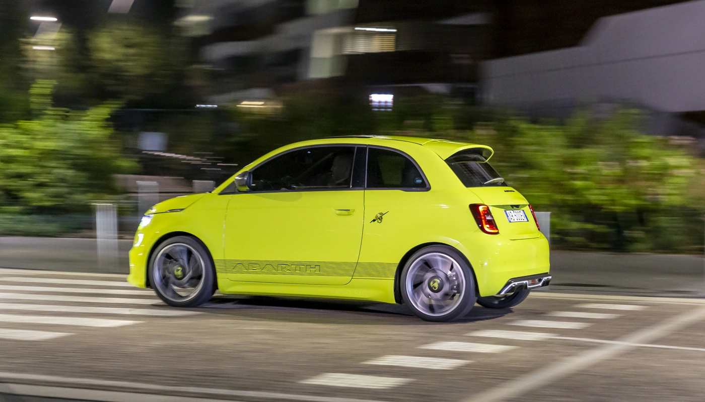 Abarth 500e - Contexto Entorno Real Contexto Conduciendo Exterior Lateral Izquierda