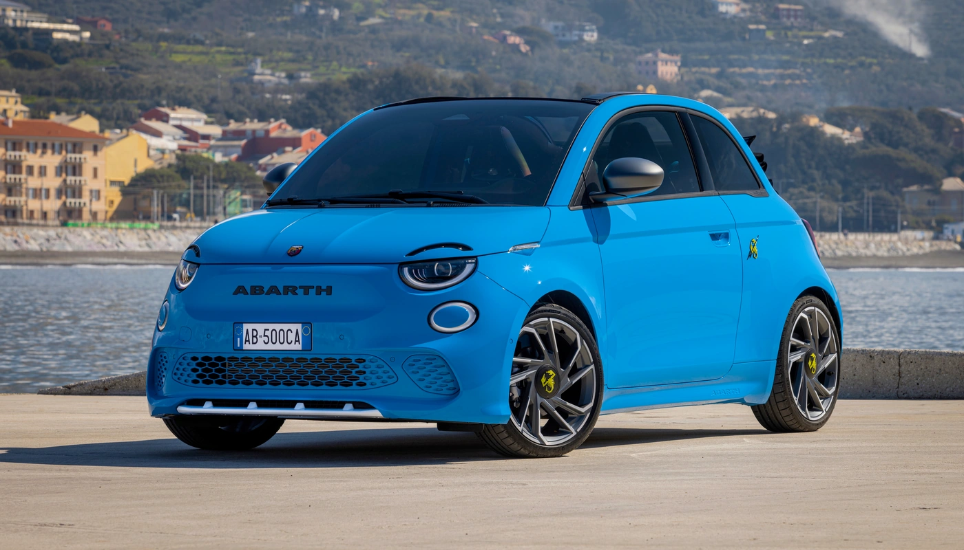 Abarth 500e Convertible - Contexto Entorno Real Exterior Frontal Derecha