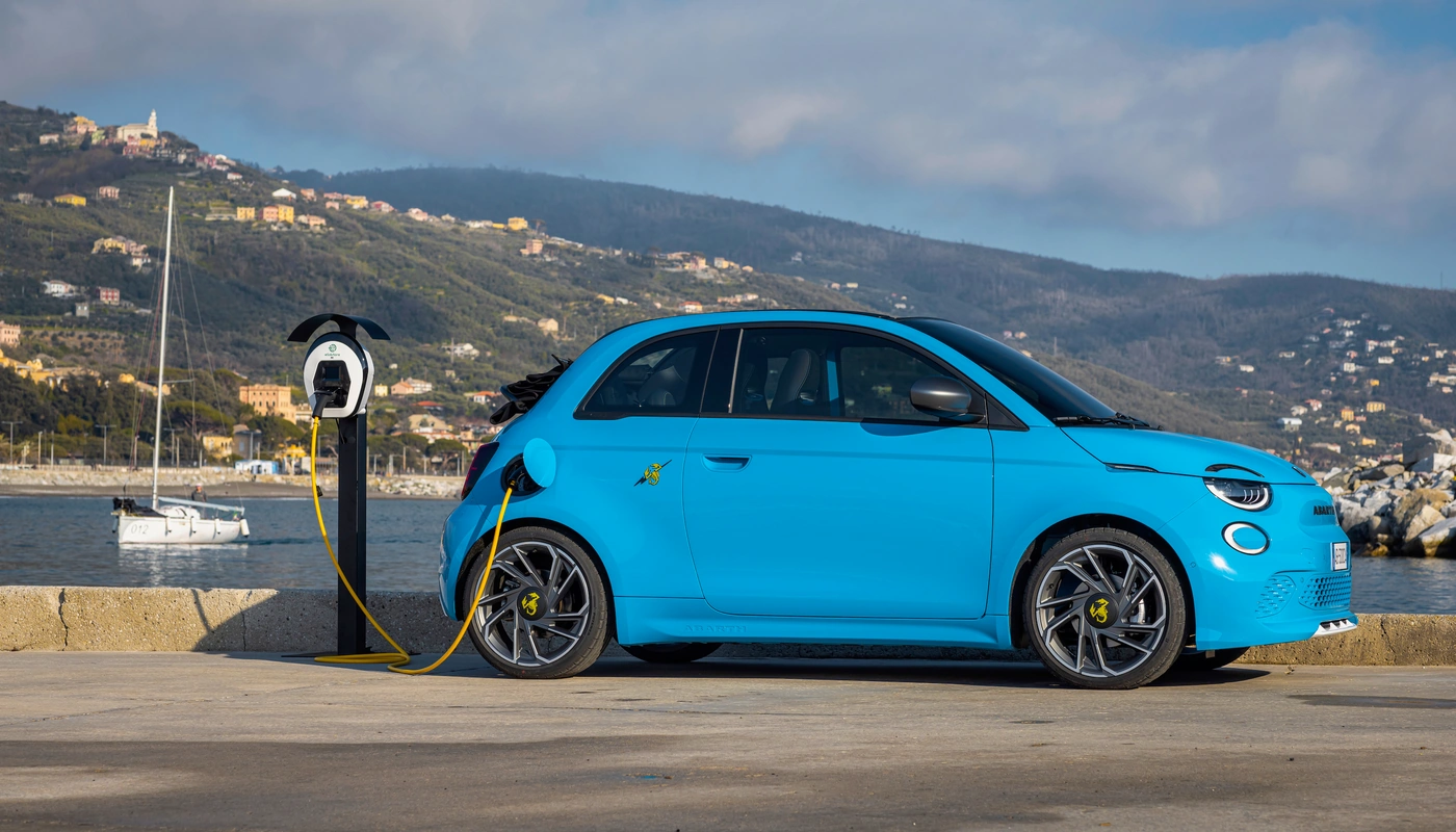 Abarth 500e Convertible - Exterior Lateral Derecha Carga Estacion