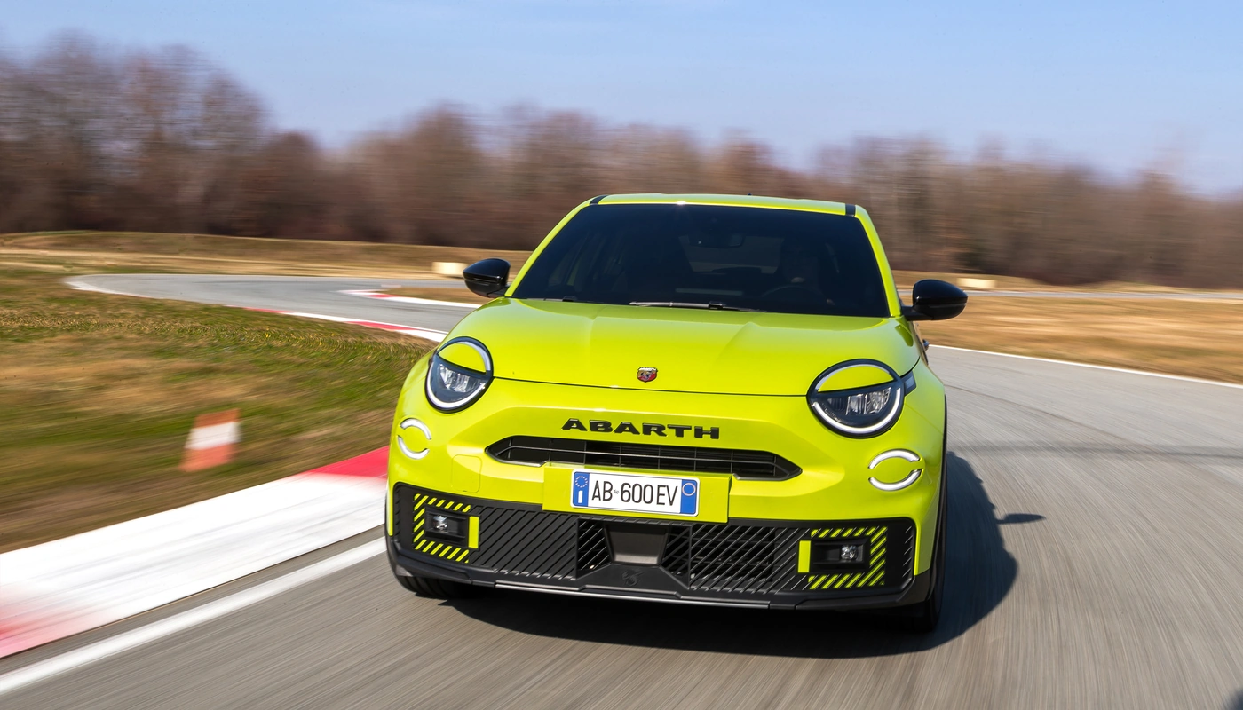 Abarth 600e - Contexto Conduciendo Exterior Frontal