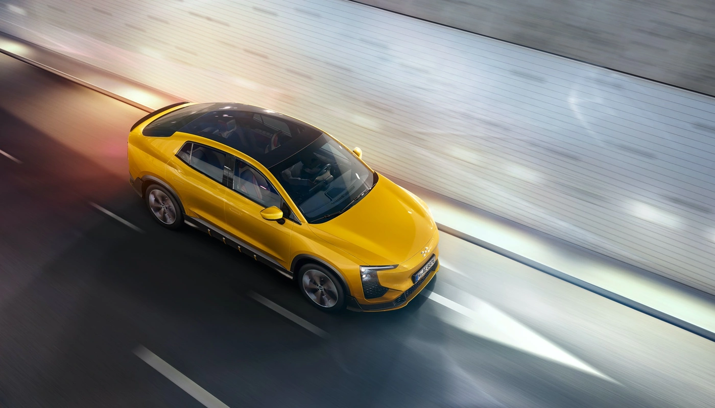 Aiways U6 - Contexto Conduciendo Exterior Frontal Derecha