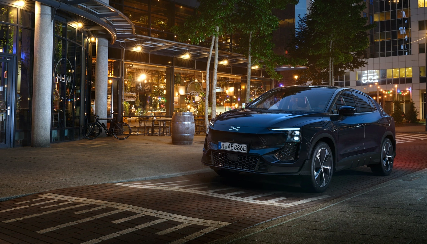 Aiways U6 - Contexto Conduciendo Exterior Frontal Izquierda