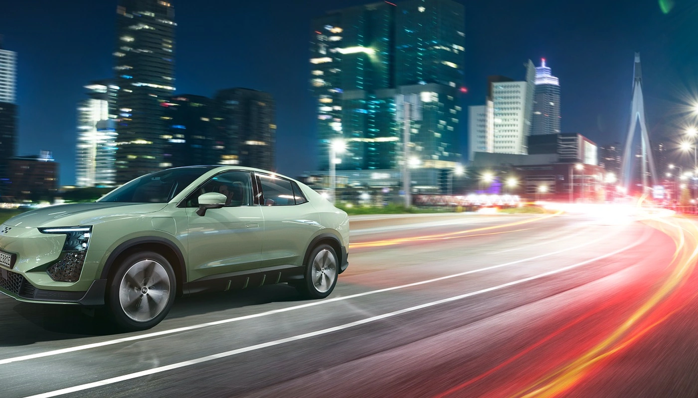 Aiways U6 - Contexto Conduciendo Exterior Frontal Izquierda