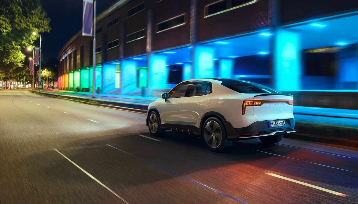 Aiways U6 - Contexto Conduciendo Exterior Trasera Derecha